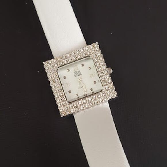 Nolan Miller Women's Watch Crystal Bezel and White‎ Leather Band Fresh Battery - Picture 8 of 9